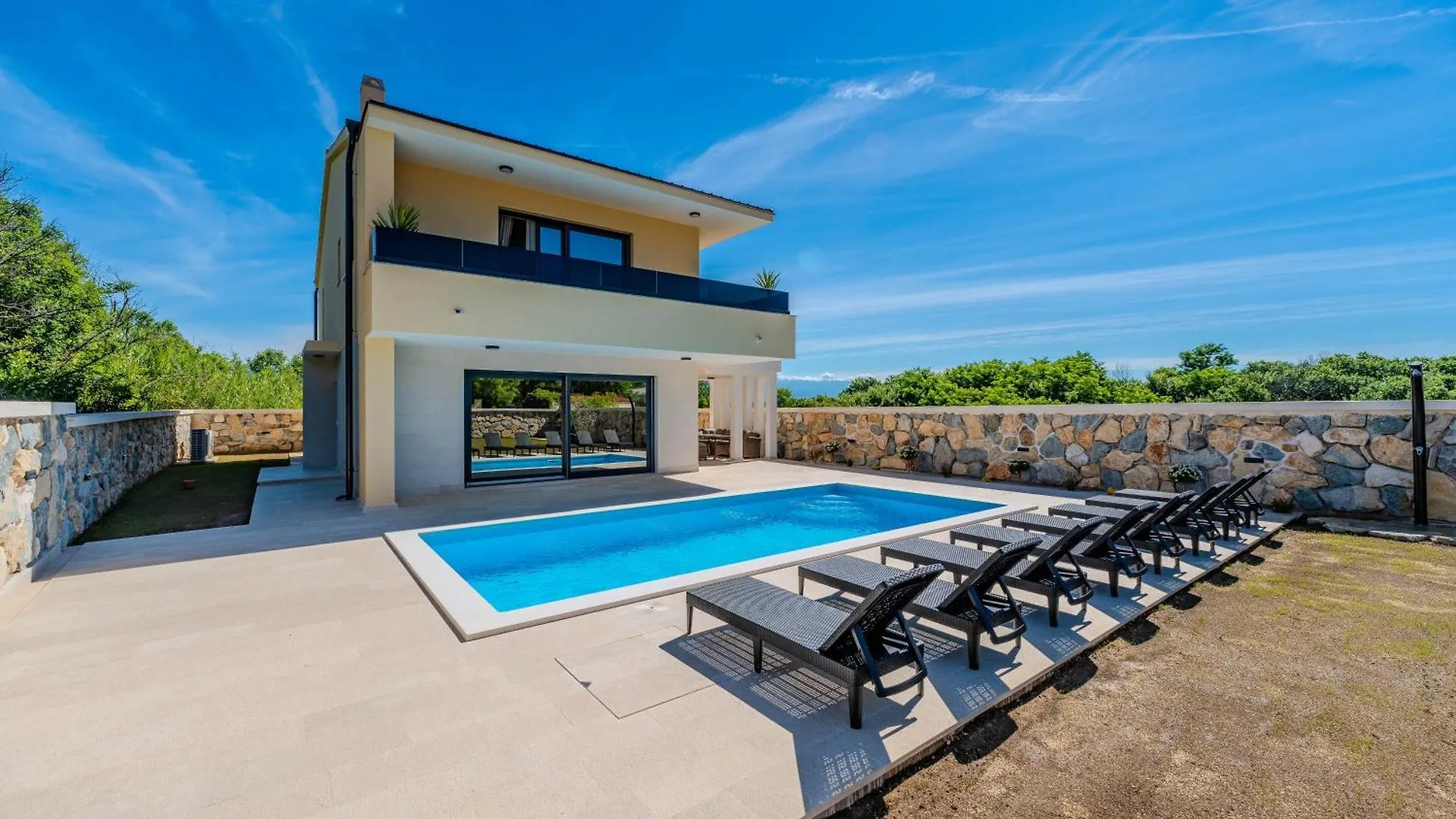 New Luxury Villa With Private Pool - By Ta Leut Agency Privlaka