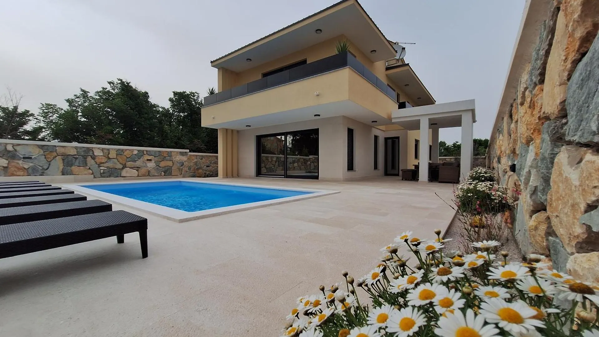 New Luxury Villa With Private Pool - By Ta Leut Agency Privlaka